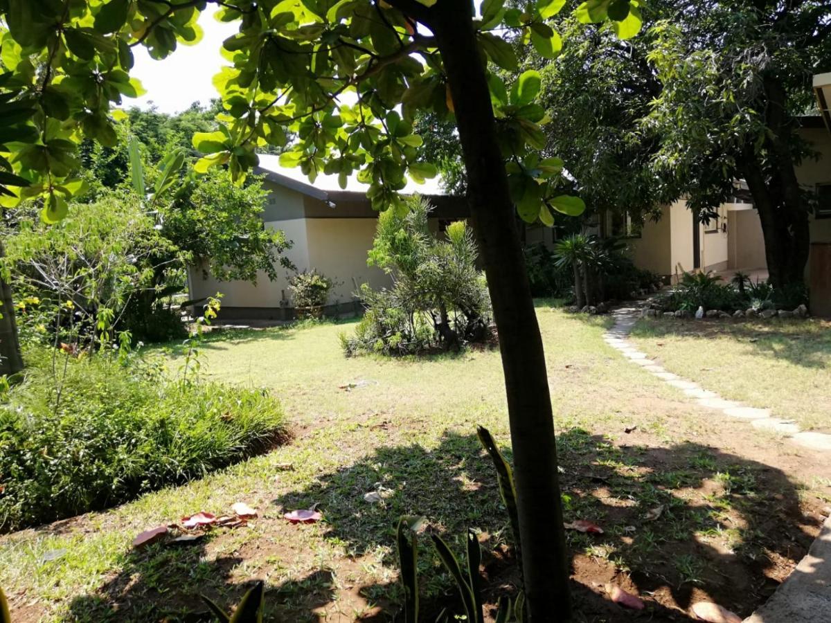Elephant Walk Guesthouse And Back Packers ファラボルワ エクステリア 写真