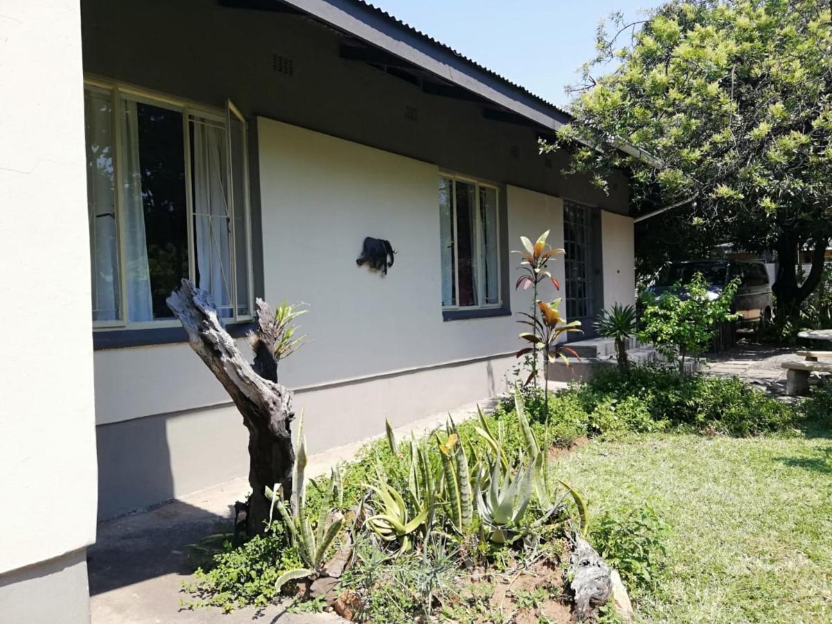 Elephant Walk Guesthouse And Back Packers ファラボルワ エクステリア 写真
