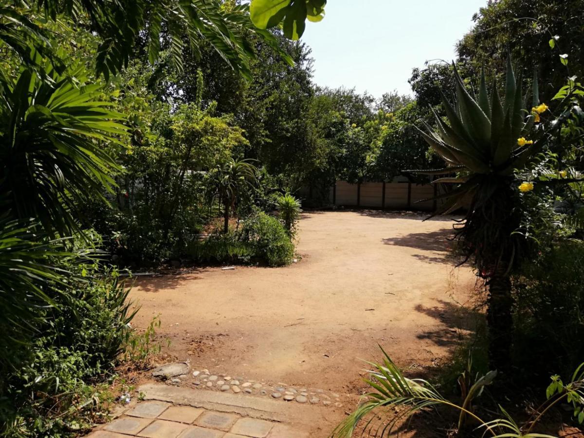 Elephant Walk Guesthouse And Back Packers ファラボルワ エクステリア 写真