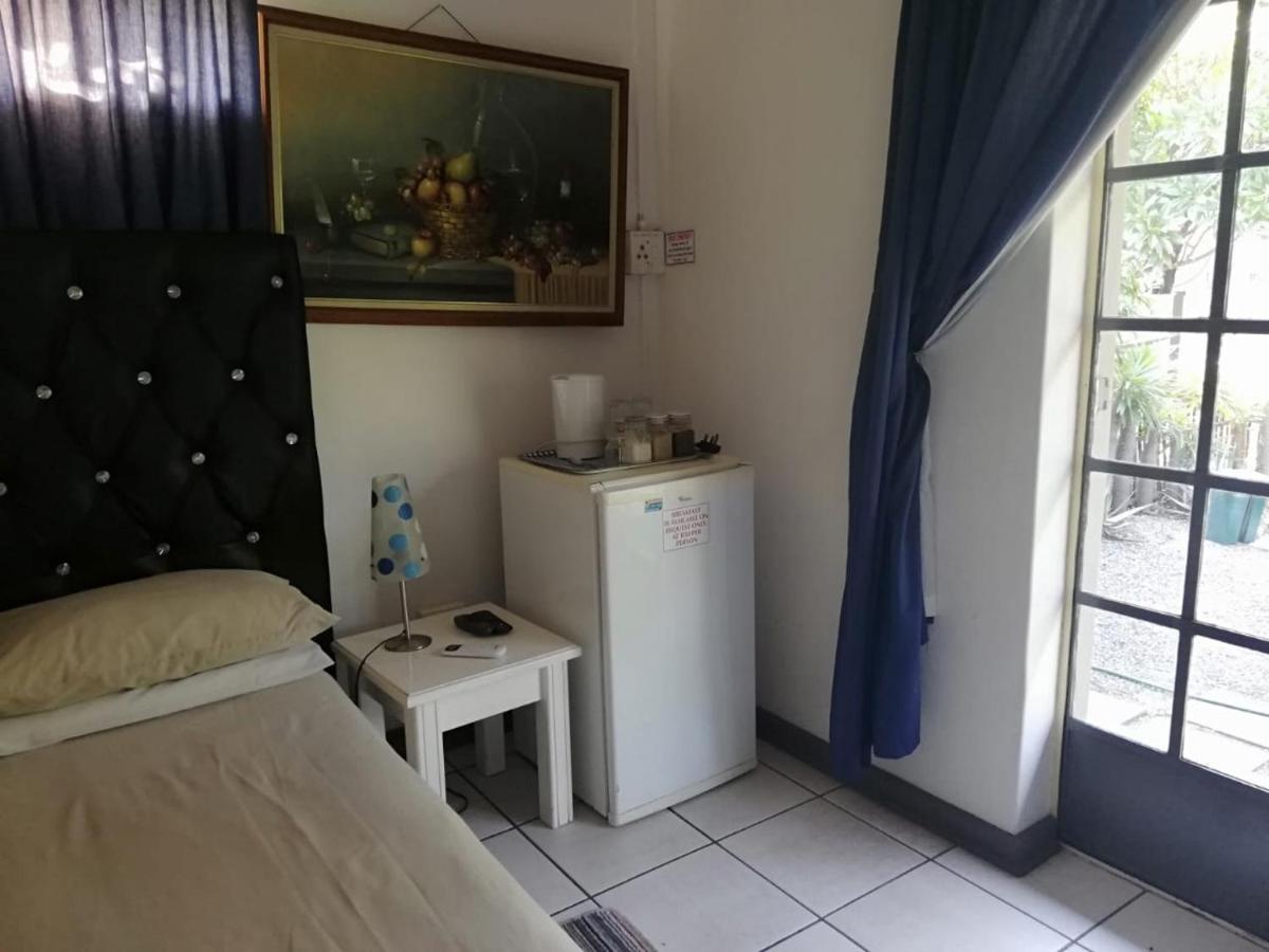 Elephant Walk Guesthouse And Back Packers ファラボルワ エクステリア 写真