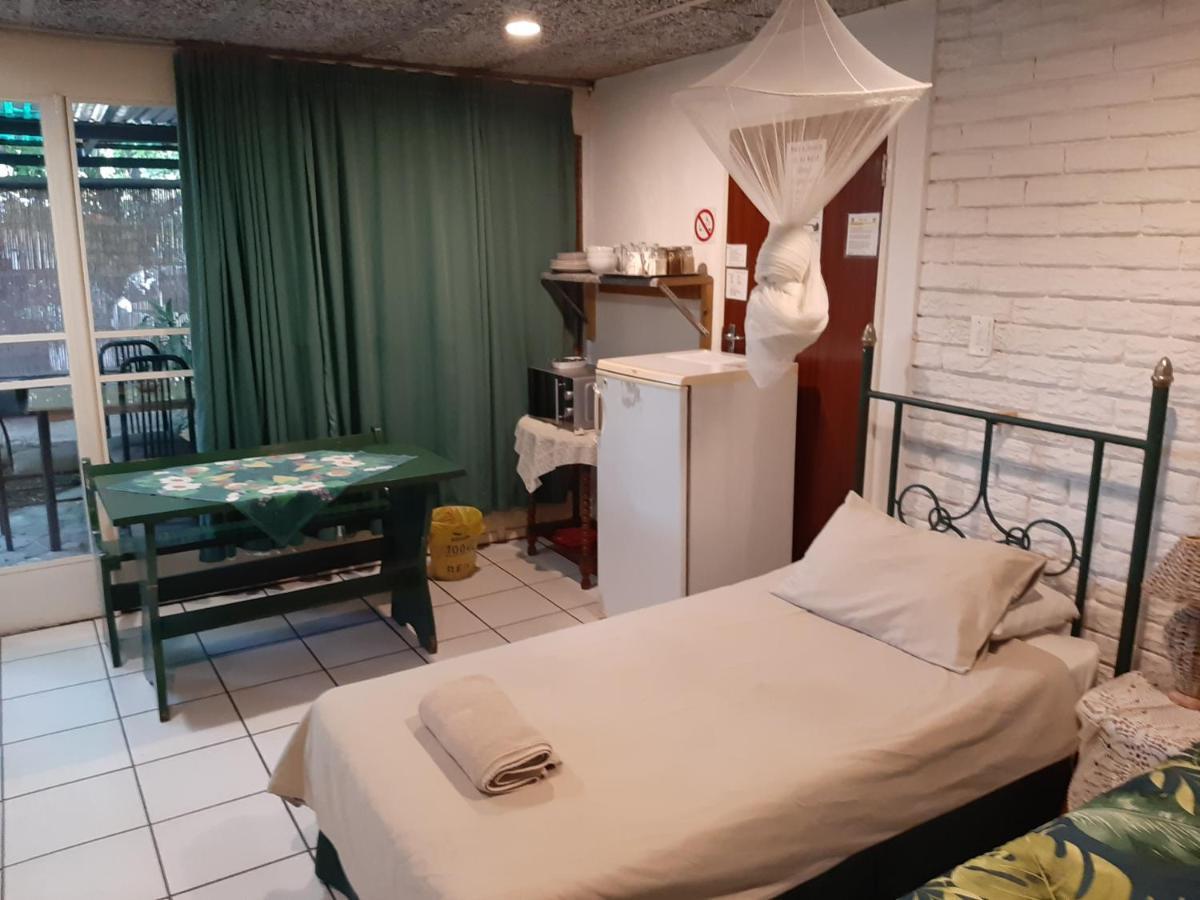 Elephant Walk Guesthouse And Back Packers ファラボルワ エクステリア 写真
