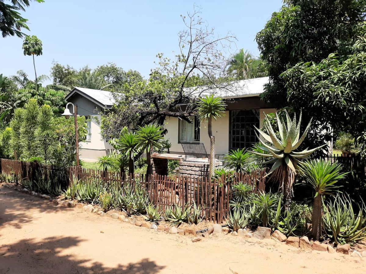 Elephant Walk Guesthouse And Back Packers ファラボルワ エクステリア 写真