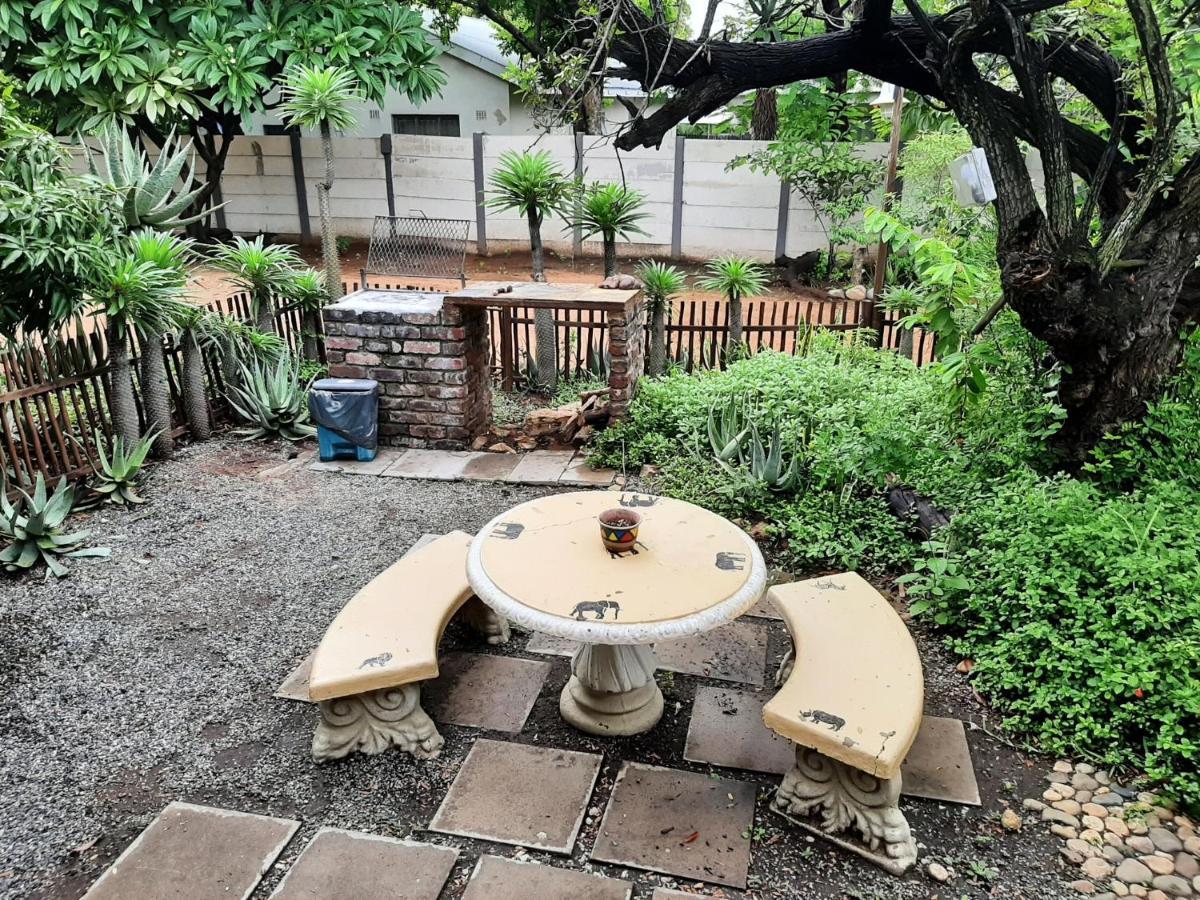 Elephant Walk Guesthouse And Back Packers ファラボルワ エクステリア 写真