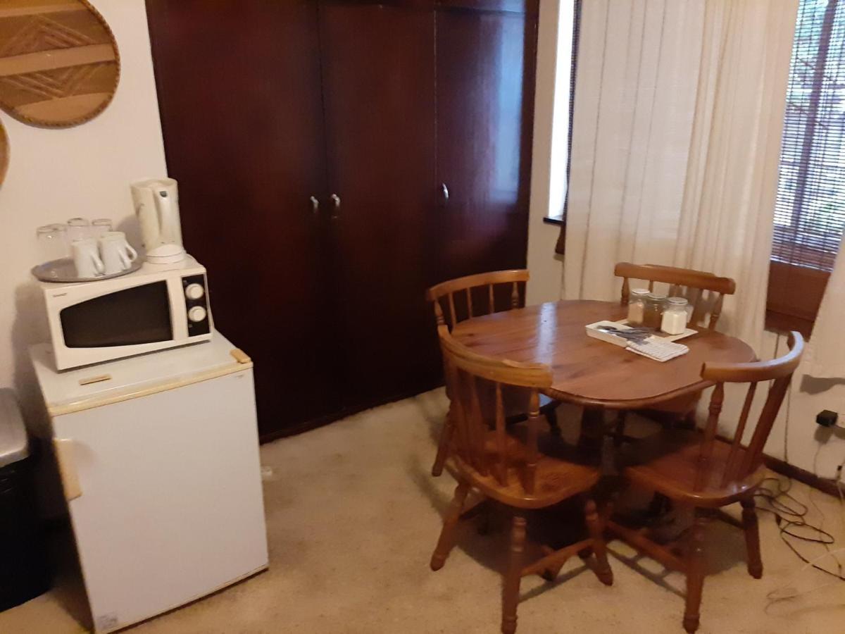 Elephant Walk Guesthouse And Back Packers ファラボルワ エクステリア 写真