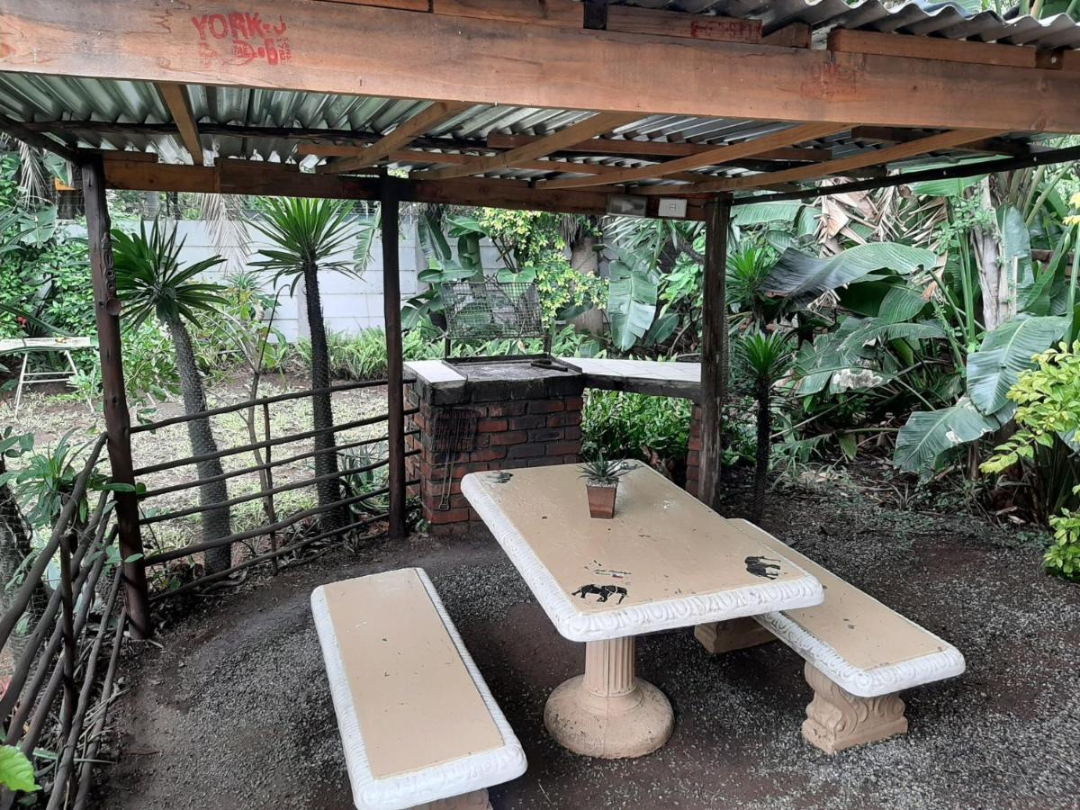 Elephant Walk Guesthouse And Back Packers ファラボルワ エクステリア 写真